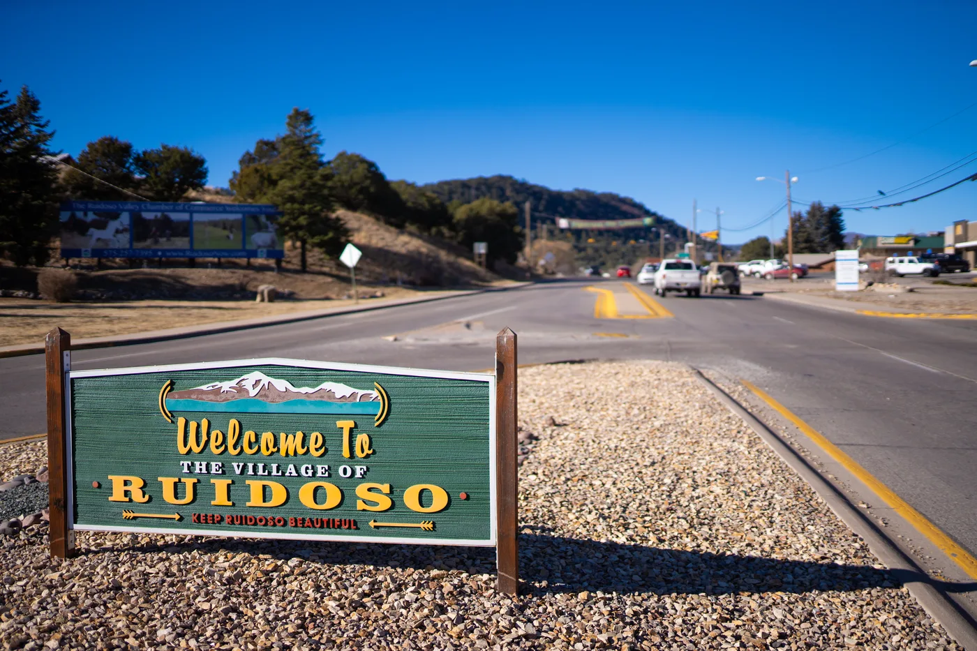 Welcome to Ruidoso sign with mountain peaks beyond